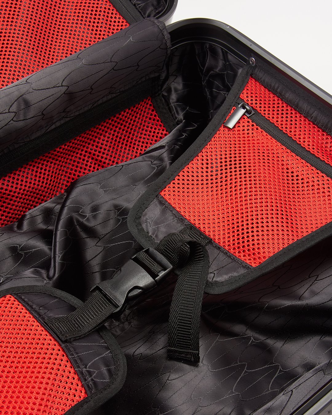 SHARKITECTURE MOLDED 22ƒ?� CARRY-ON LUGGAGE