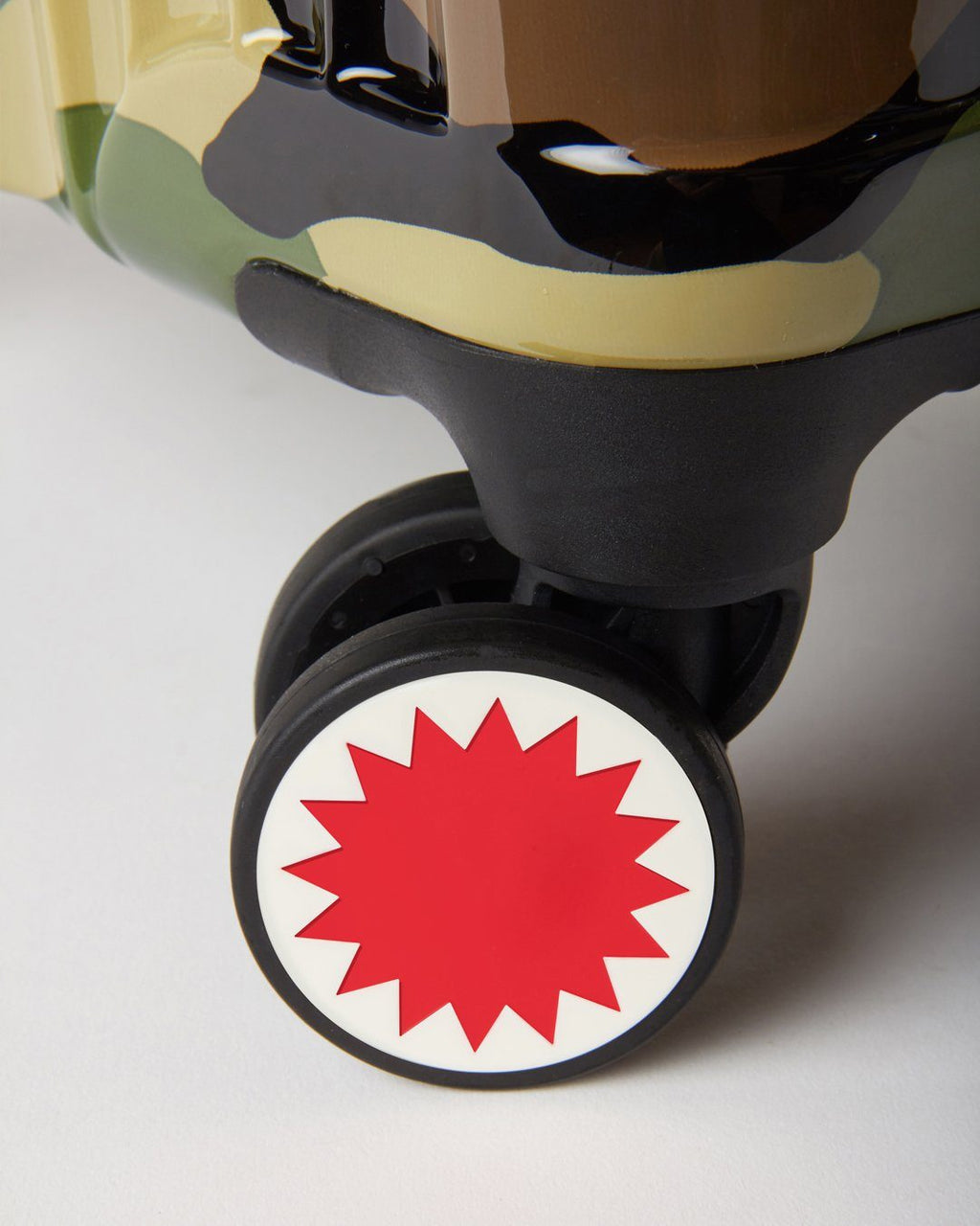 SHARKNAUTICS (CAMO) 21.5ƒ?� CARRY-ON LUGGAGE